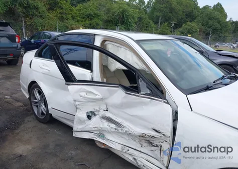 2013 Mercedes-Benz C 300 Sport 4Matic/Luxury 4Matic z USA, uszkodzony, nr VIN WDDGF8AB1DR279333